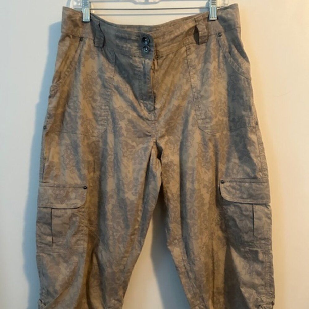 Style & Co. Khaki Floral print cargo capris, size 14